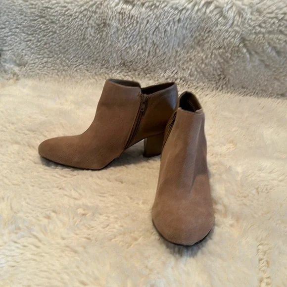 Gianni Bini ankle boots. Suede and leather. Size 9. Never worn. - Picture 3 of 10